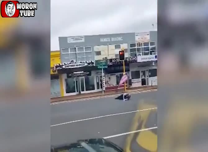 Video :A suspect in New Zealand knocked out a police officer